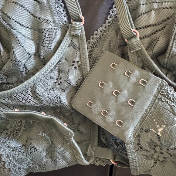 New Women’s Green Lined Wireless Bra w Soft Lace Size Medium Fits Cup A B some C - Picture 7 of 8